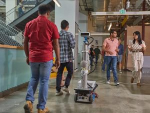 《​谷歌母公司重启家用机器人项目，用AI赋予机器人自学能力》