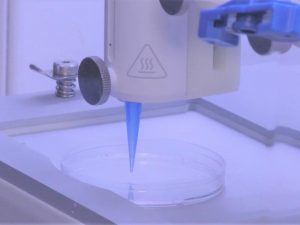 《​智能“皮肤”在VR中实现虚拟拥抱；3D打印活体皮肤获重大进展》